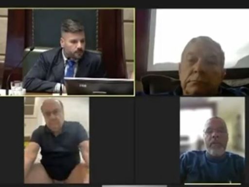 Escándalo en Brasil: un concejal se mostró sentado en el inodoro en una sesión por Zoom