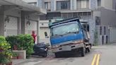 台中大里又見天坑 貨車後輪下陷卡住動彈不得