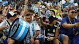 Nueve torneos, cien partidos y un fanatismo viral por su cara pintada de albiceleste: la vida del abogado de 43 años que sigue a la selección argentina