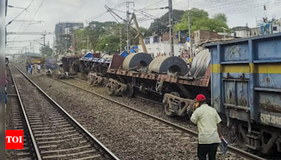 Goods train derails near Mumbai | India News - Times of India