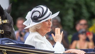 Camilla Parker Bowles : la reine protégée aux côtés de l’impératrice du Japon ? Cette précaution qui intrigue