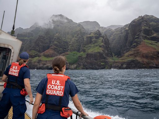 1 dead, 2 missing after tourist helicopter crashes off Hawaiian island of Kauai