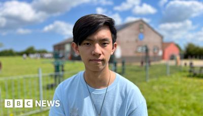 YouTube pianist Cole Lam inspires Norfolk children to play music