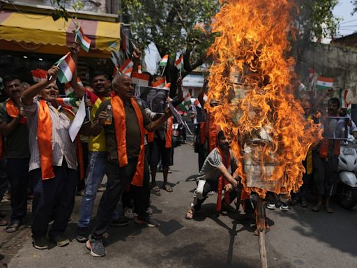 Suspected rebels kill 5 Indian soldiers after ambushing their vehicle in Indian-controlled Kashmir