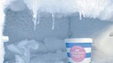 El truco del papel de aluminio para limpiar el hielo del congelador