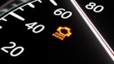 Las cinco razones por las que se puede activar esta luz en el tablero de tu auto y qué se debe hacer