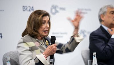 Nancy Pelosi sugiere que Biden debería repensar su candidatura a la reelección