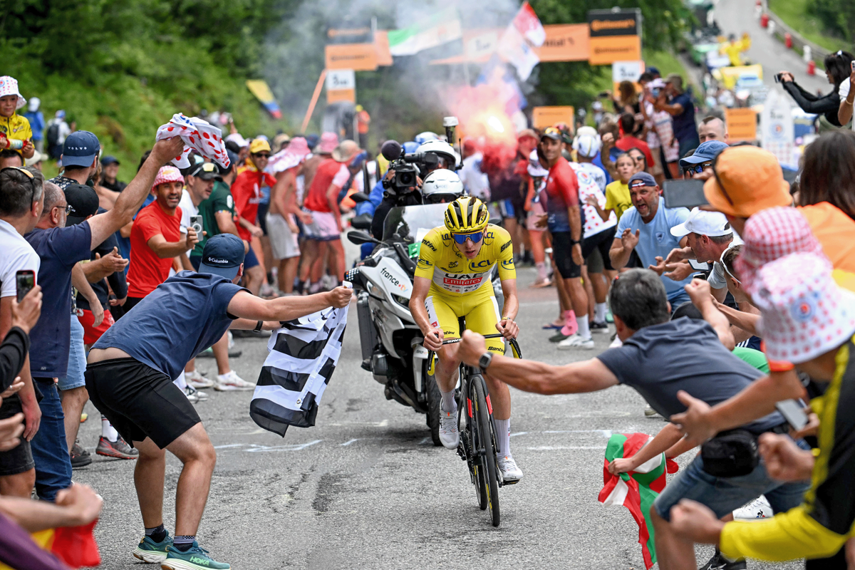 Tour de France spectator arrested after throwing chips at Pogačar and Vingegaard, will be questioned by police today