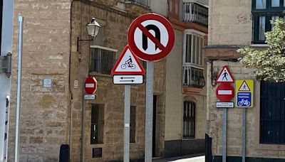 La evidente contaminación visual de las señales de tráfico en la ciudad de Cádiz