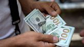 Após tocar R$5,70, dólar desacelera com expectativa por atuação do BC Por Reuters