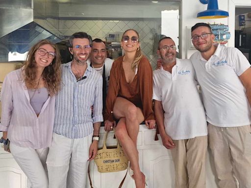 Jennifer Lopez Was 'Relaxed' and Happy While Dining with Friends in Italy on Vacation (Source)