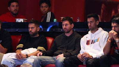 Jordi Alba, Sergi Busquets, Lionel Messi y Luis Suárez llegan a un partido de los Miami Heat