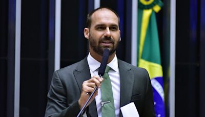 AGU planeja notificar o X para remover vídeo falso de Amorim postado por Eduardo Bolsonaro