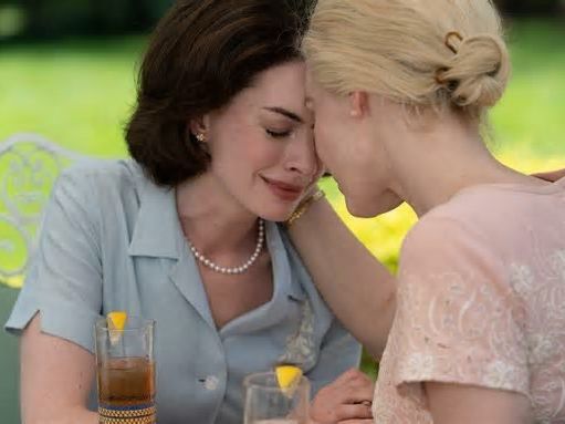 Mother’s instinct, Anne Hathaway e Jessica Chastain di nuovo insieme: «Noi, due donne sull’orlo di una crisi di borghesia»