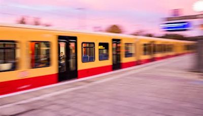 Weil sie um Ruhe gebeten hatten: Zwei Männer in Berliner S-Bahn von Jugendlichen geschlagen