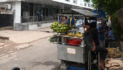 Street hawkers in New Town resist an eviction attempt by NKDA personnel and cops