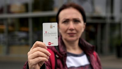 Alemania entrega ayudas a migrantes en tarjetas; los críticos dicen que es discriminatorio