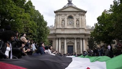 Policía parisina retira de la Sorbona a manifestantes propalestinos