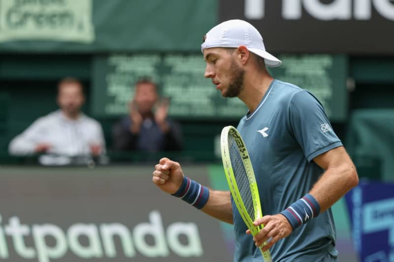 Struff struggles into Halle last 16 after needing 10 match points