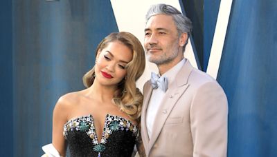 Rita Ora verrät: So "erzwang" sie einen Heiratsantrag von Taika Waititi