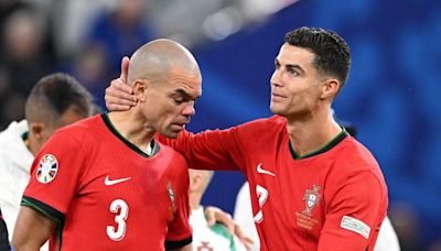 Hasta las lágrimas: la conmovedora imagen de Cristiano Ronaldo y Pepe tras quedar fuera de la Eurocopa - La Tercera