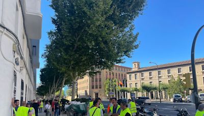 Ganaderos y agricultores vuelven a concentrarse frente a Jefatura: "Lo que está claro es que no podemos estar parados"