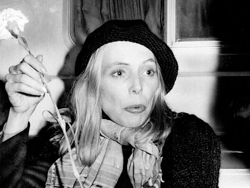 Joni Mitchell Revisits Her Move From the ‘Hit Department’ to the ‘Art Department’ on Late Seventies Box Set