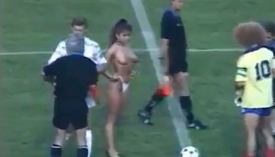 El saque de honor más polémico del fútbol: lo realizó una actriz porno desnuda - MarcaTV