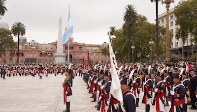 El Gobierno instaura un inédito cambio de guardia de los regimientos Granaderos, Patricios e Iriarte en Plaza de Mayo