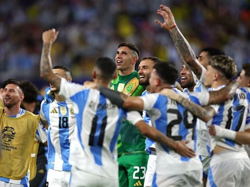“Escuchen, corran la bola...”: en Francia explotan y estudian denunciar a Argentina por cánticos racistas en el festejo por la Copa América - La Tercera