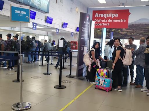 Vuelos reprogramados en aeropuerto de Arequipa son un dolor de cabeza para pasajeros (VIDEO)