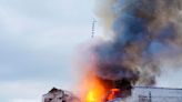 Incendio en antigua bolsa de Copenhague continúa fuera de control