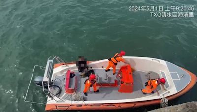 台中梧棲北堤釣客失足落海 海巡救生艇拉起送醫