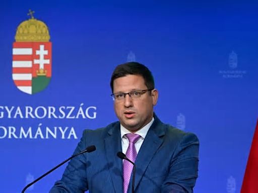 Kormányinfó: Gulyás Gergely váratlanul három alaptörvény-módosítást is bejelentett