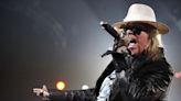 Axl Rose, líder de Guns N'Roses, es acusado de agresión sexual
