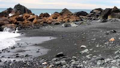 La única playa de arena negra de origen no volcánico del mundo está en España