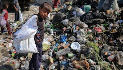 "Un infierno en la Tierra": cómo la guerra y el bloqueo de Israel han dejado a Gaza viviendo entre aguas fecales y montañas de basura
