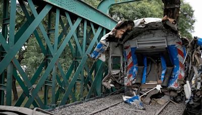 Video: así continúan retirando los restos tras el choque de trenes en Palermo