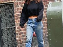 Emily Ratajkowski Channeled ‘70s Vibes in High-Top Sneakers
