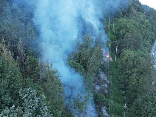 Wildfire along Highway 1 in B.C.‘s Fraser Valley now classified as ‘held’