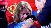 Las lágrimas desconsoladas de Djokovic abrazando a su madre que dan la vuelta al mundo tras ganar en Australia