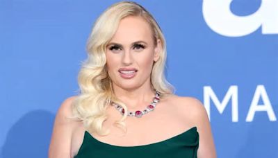 Rebel Wilson revela convite de membro da realeza britânica para orgia