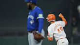 Giants rally in ninth to beat Blue Jays in wild finish