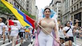 Banderas del arcoíris inundan Nueva York para celebrar multitudinaria marcha del Orgullo