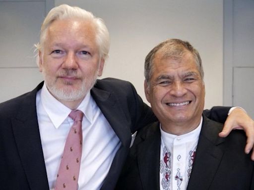 Rafael Correa se encuentra con Julian Assange a 12 años de concederle asilo en la embajada ecuatoriana en Londres | CNN