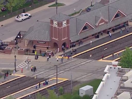 Metra riders see delays after pedestrian hit by train in northwest suburbs