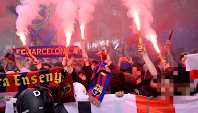 El Barça suspende a los dos socios del saludo nazi en París