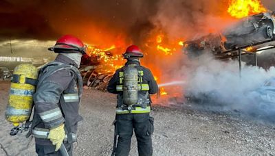 Un impresionante incendio causó graves daños y pérdidas en un desarmadero de autos en Maipú | Policiales