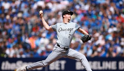 Chicago White Sox fall back to 20 games under .500 with their 4th straight loss, 9-3 to Toronto Blue Jays