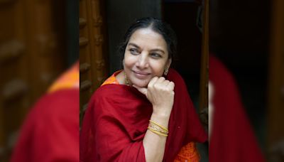 Shabana Azmi Stopped At The Food Court On Her Return Trip From Pune, Here's What She Ate